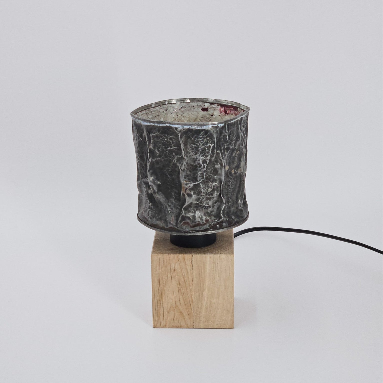 Upcycling tafellamp van aluminium en eikenhout