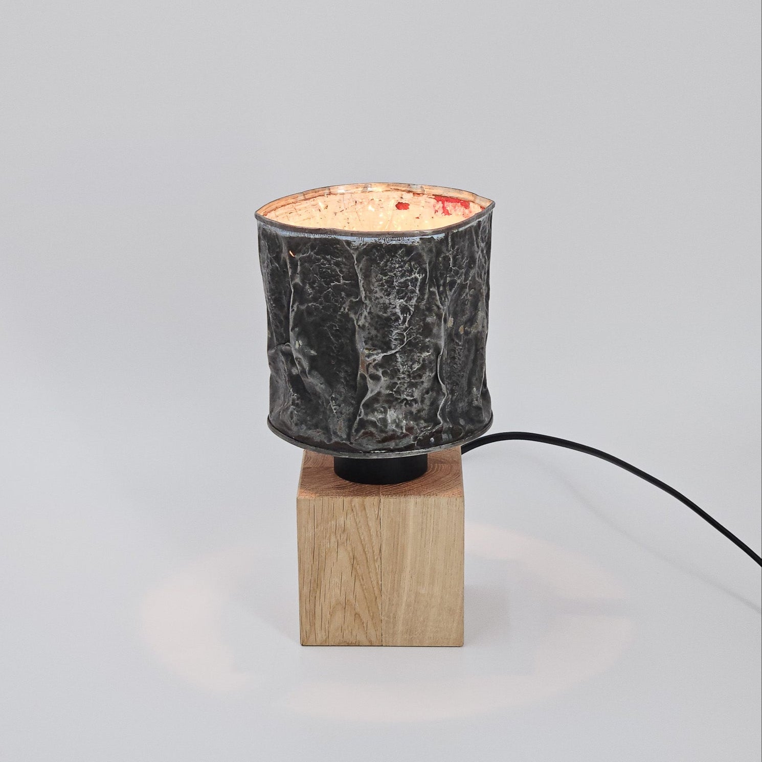 Upcycling tafellamp van aluminium en eikenhout