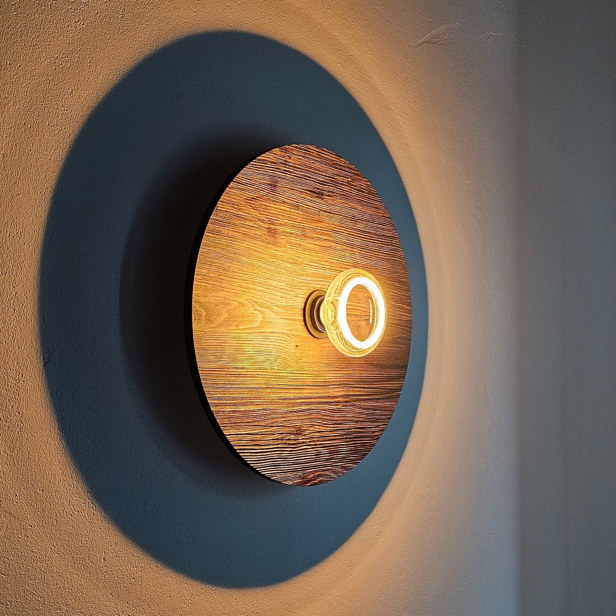 Wandlampe aus Altholz, rund