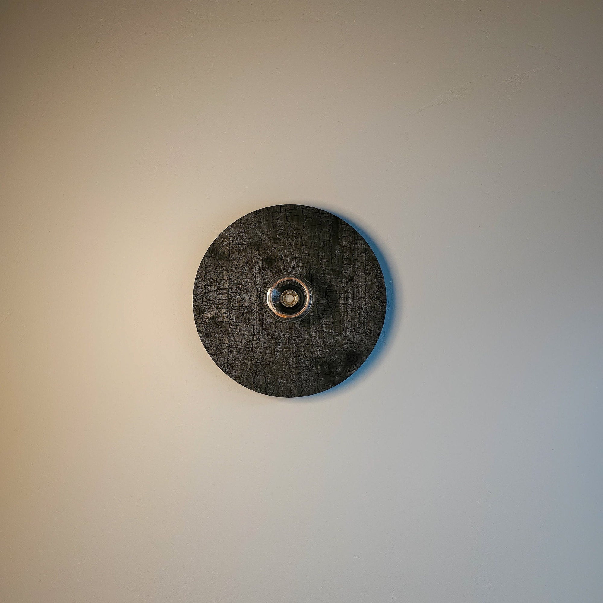 Wandlampe aus Holz, Verbranntes Holz