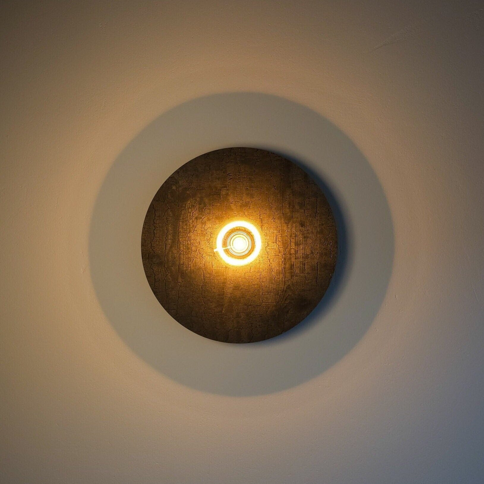 Wandlampe aus Holz, Verbranntes Holz