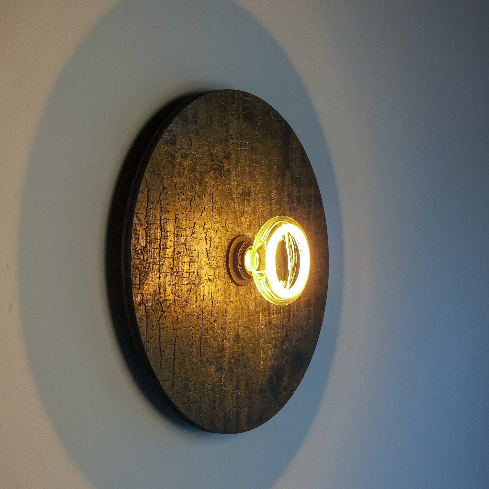 Wandlampe aus Holz, Verbranntes Holz