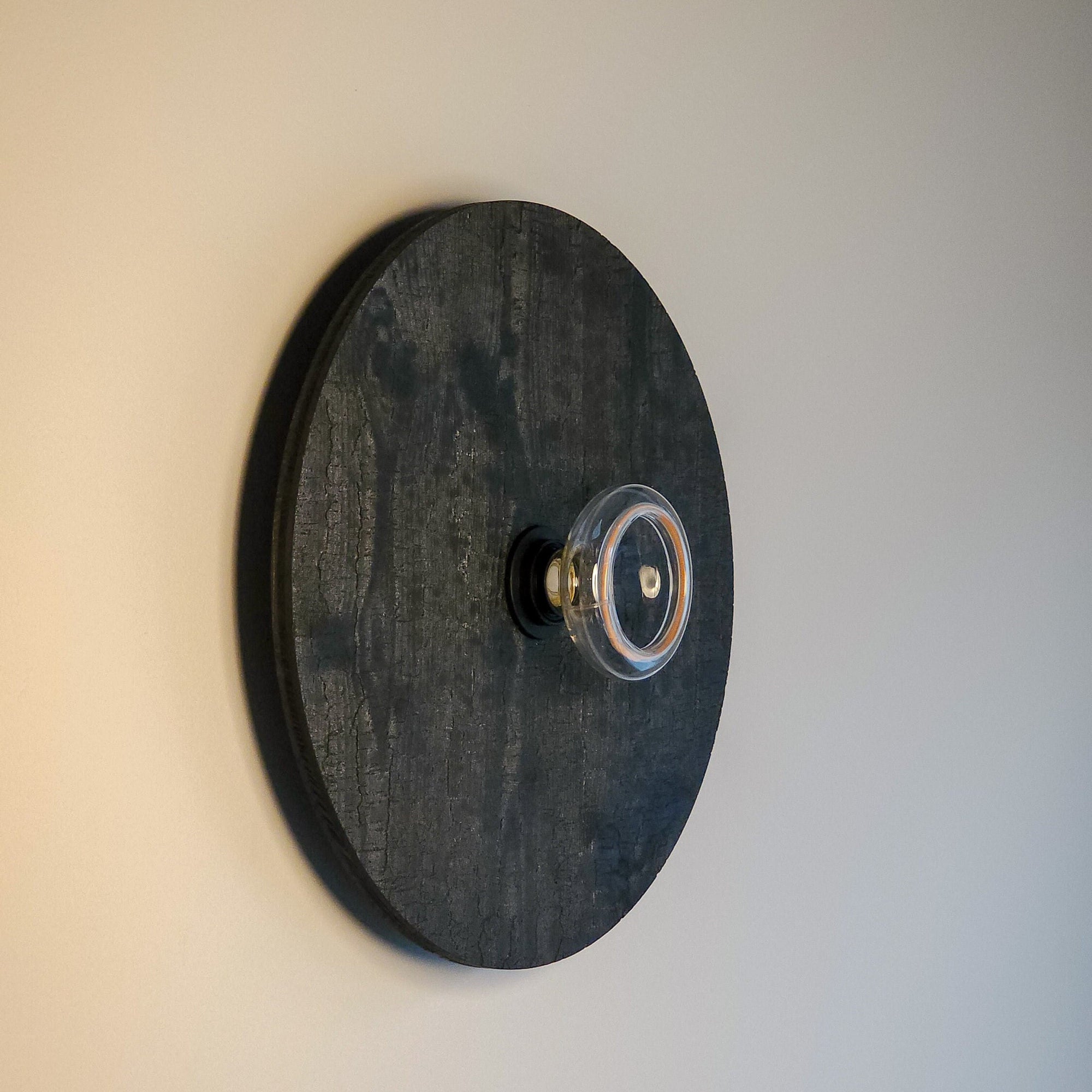 Wandlampe aus Holz, Verbranntes Holz