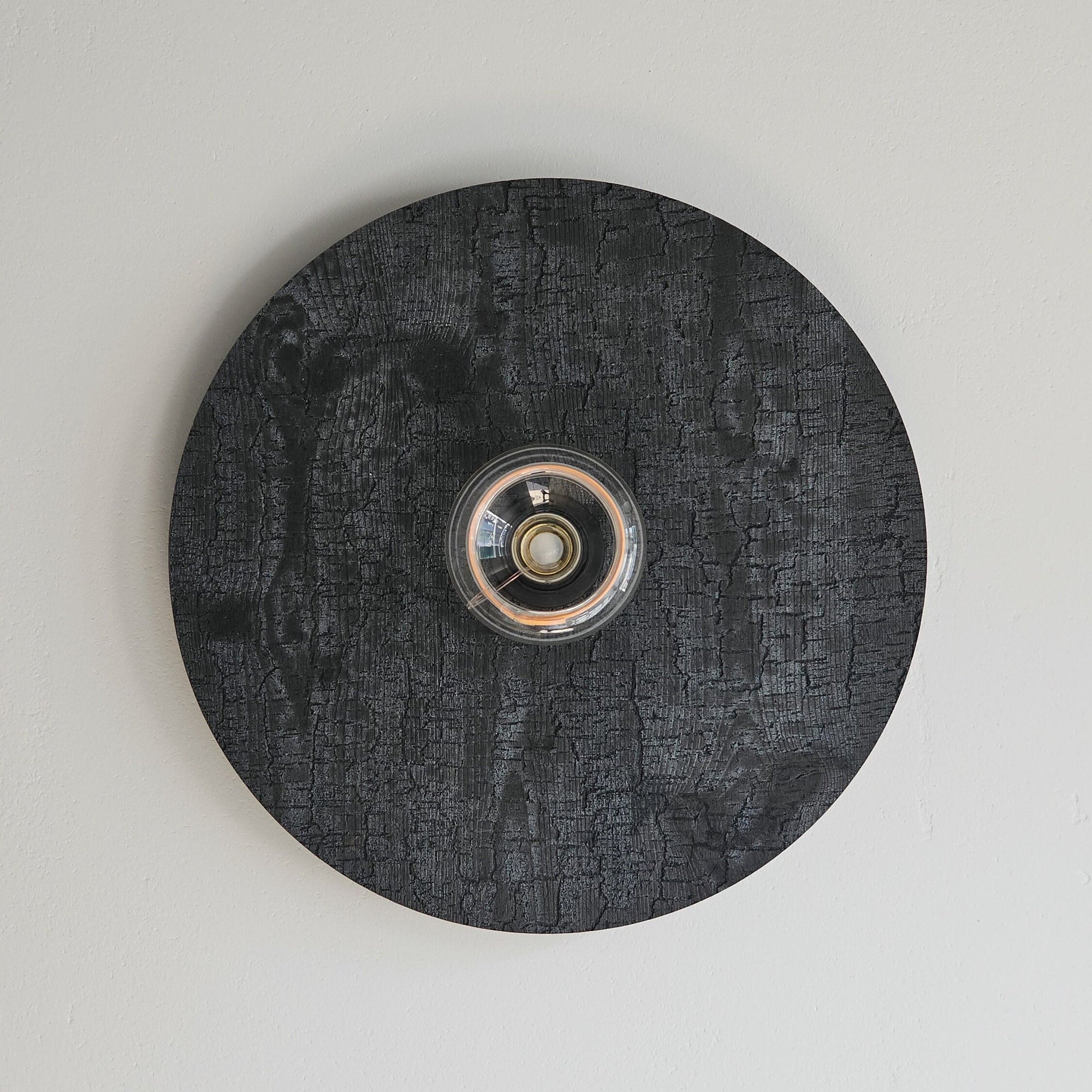 Wandlampe aus Holz, Verbranntes Holz
