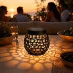 Solar tafellamp met geometrisch schaduwspel
