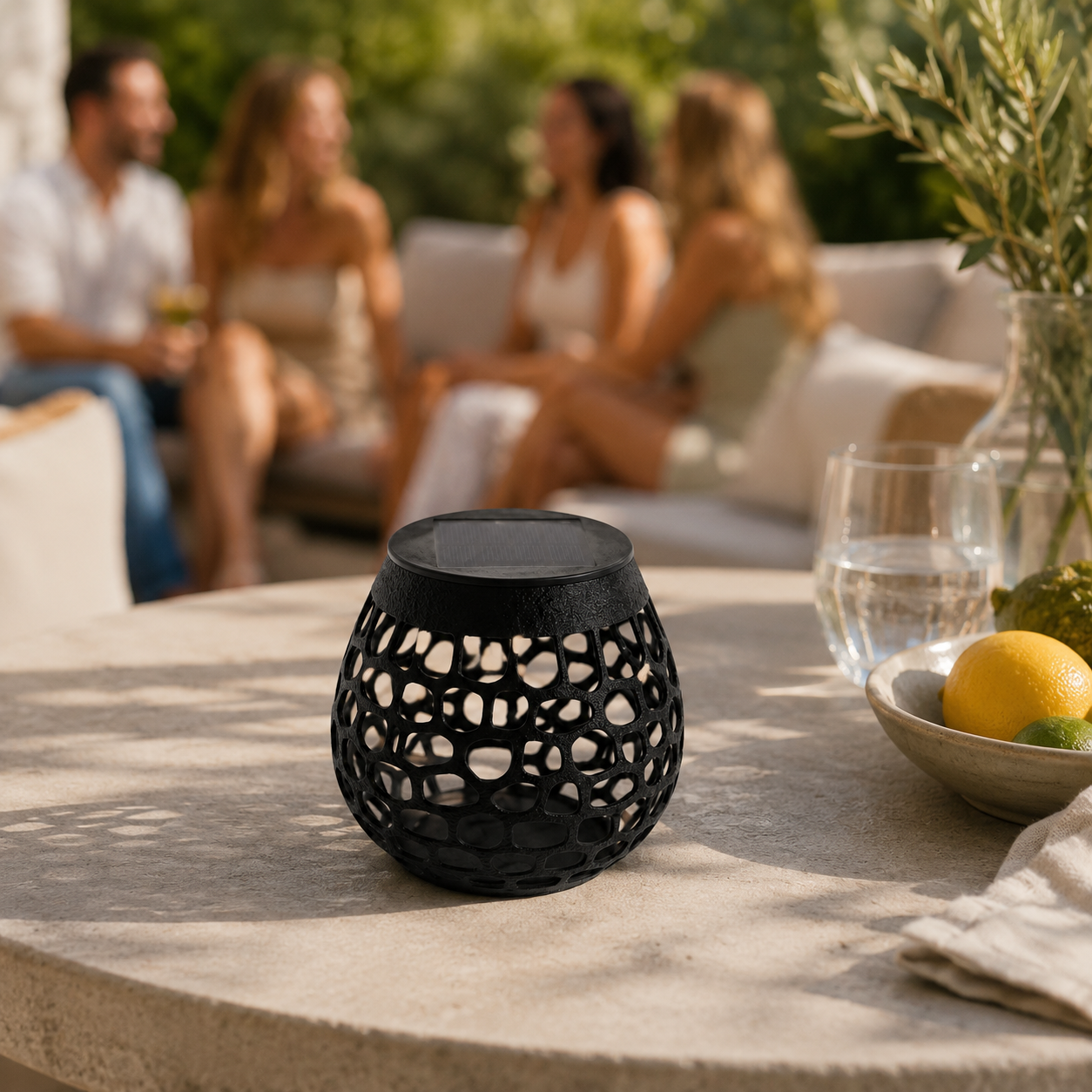 Solar tafellamp met geometrisch schaduwspel